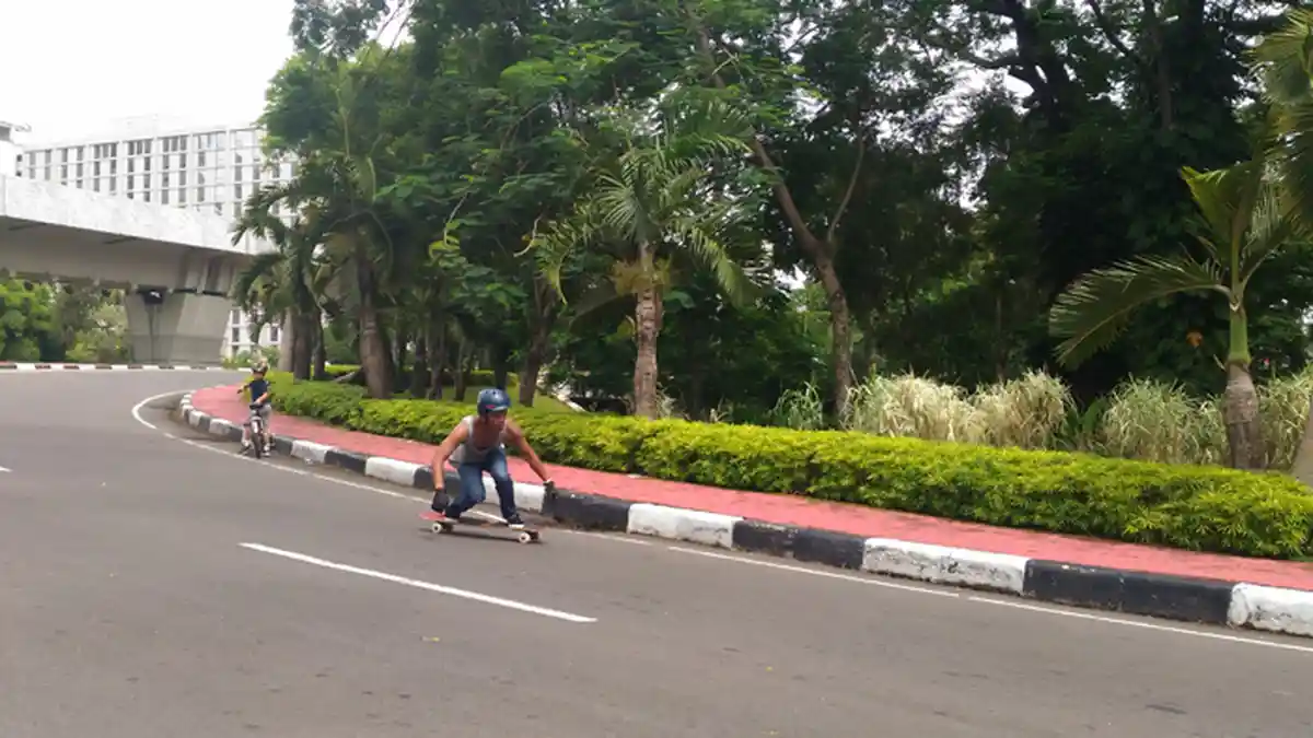 Mengintip Aktivitas Komunitas Longboard Car Free Day Jakarta