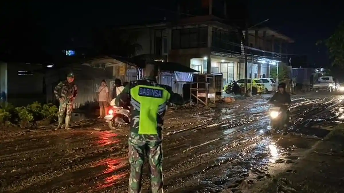 Hujan Deras Sebabkan Jalan Lasoso Berlumpur, Warga Kesulitan Melintas