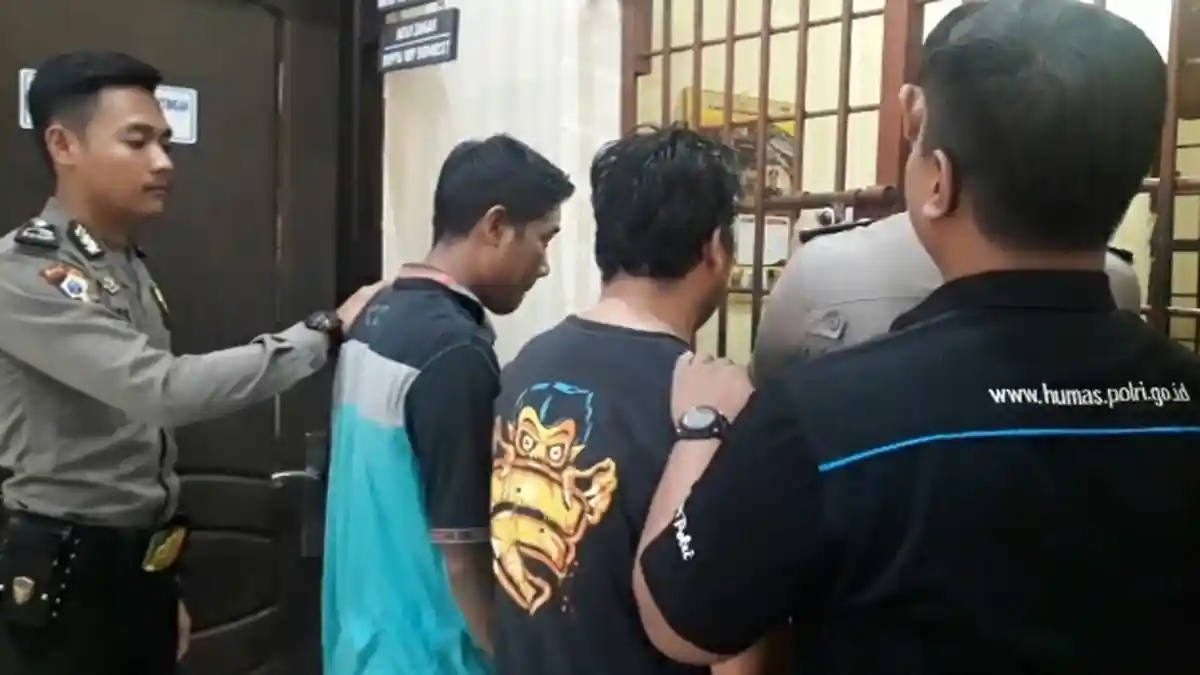 Jual Motor Tarikan, 2 Oknum Debt Collector Diringkus Polres Tanggamus