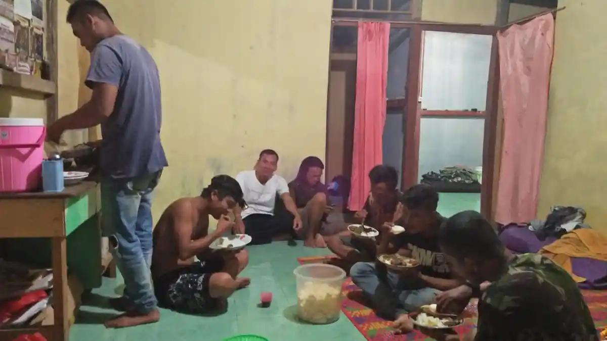 Satgas TMMD Kodim 1204/Sanggau Tinggal dan Makan Bersama Warga