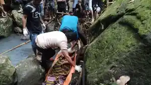 PENEMUAN-MAYAT-Polisi-Bersama-warga-saat-mengevakuasi-jasad-STN-siswi-SMP.jpg