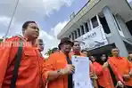 Pengurus-Partai-Gerakan-Rakyat-Provinsi-kALSEL-menunjukkan-SKT.jpg