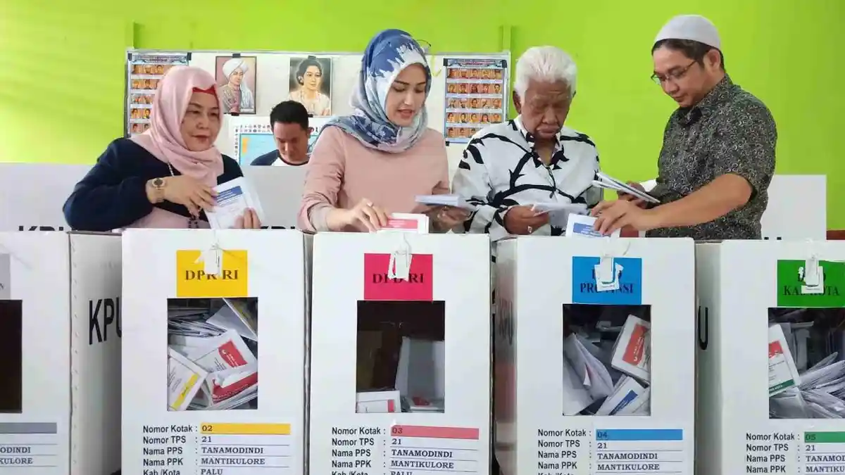 Pasha Ungu dan Adelia Salurkan Hak Pilihnya Tanpa Antre