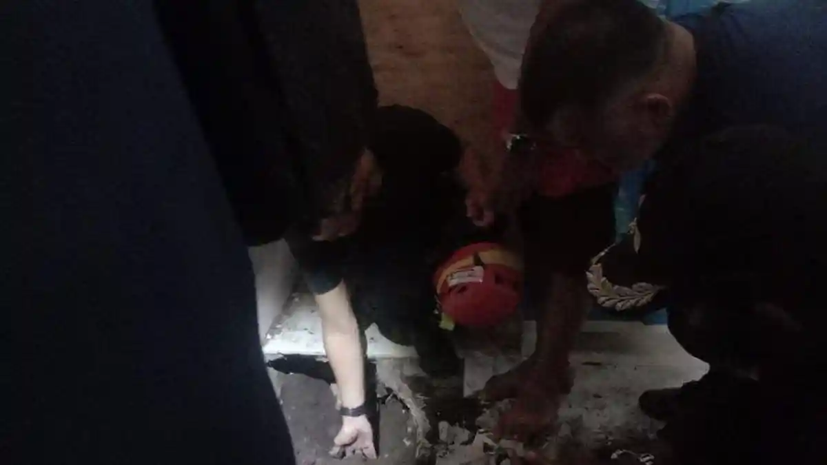 Lantai Rumah Warga di Bogor Keluar Kepulan Asap dan Ada Efek Panas, Damkar Turun Tangan 