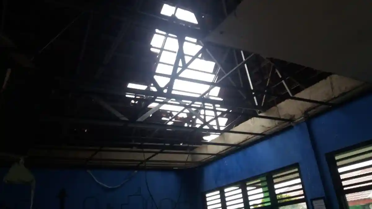 BREAKING NEWS SMPN 16 Depok Rusak Diterjang Puting Beliung, Try Out Terganggu Hingga Atap Roboh