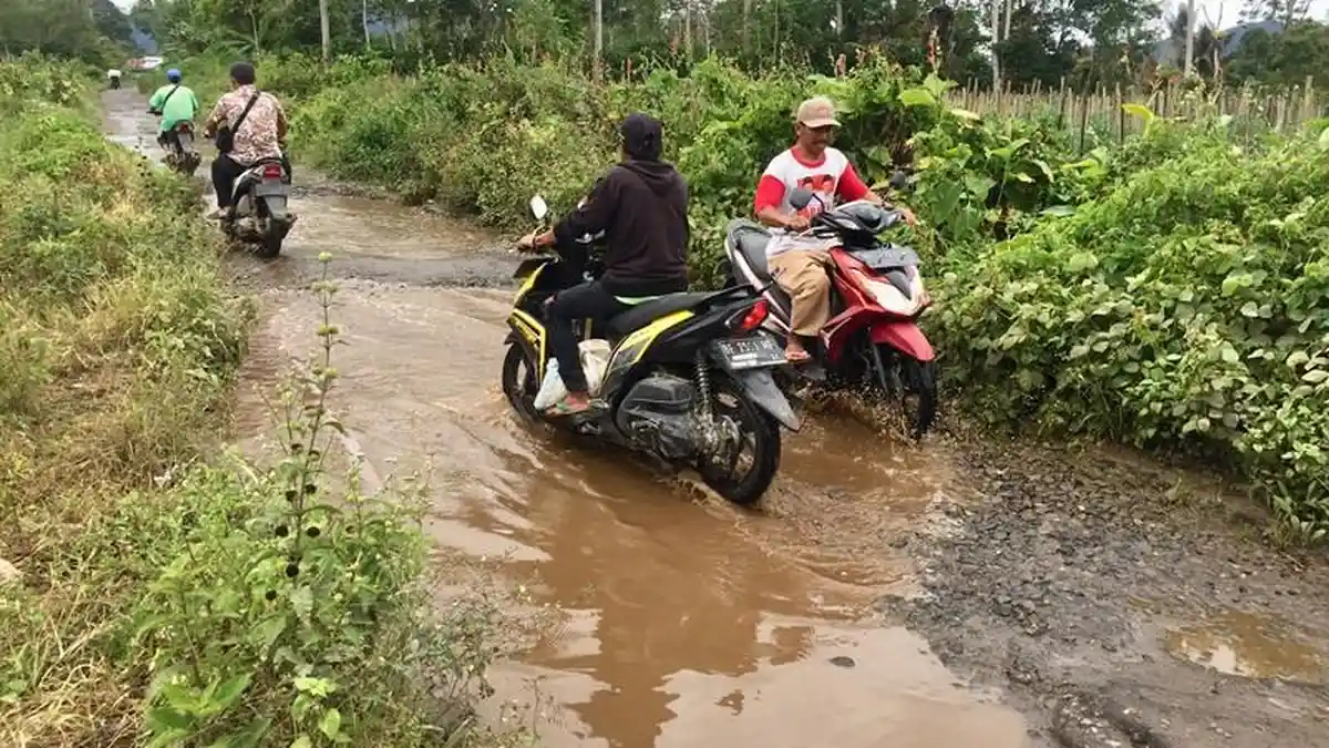 Dikeluhkan Warga, Jalan Rusak di Pekon Sebarus Lampung Barat Segera Diperbaiki