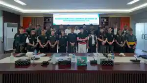 Pengurus-LSM-Laskar-Sasak-berfoto-bersama-dengan-jajaran-PAM-Giri-Menang.jpg
