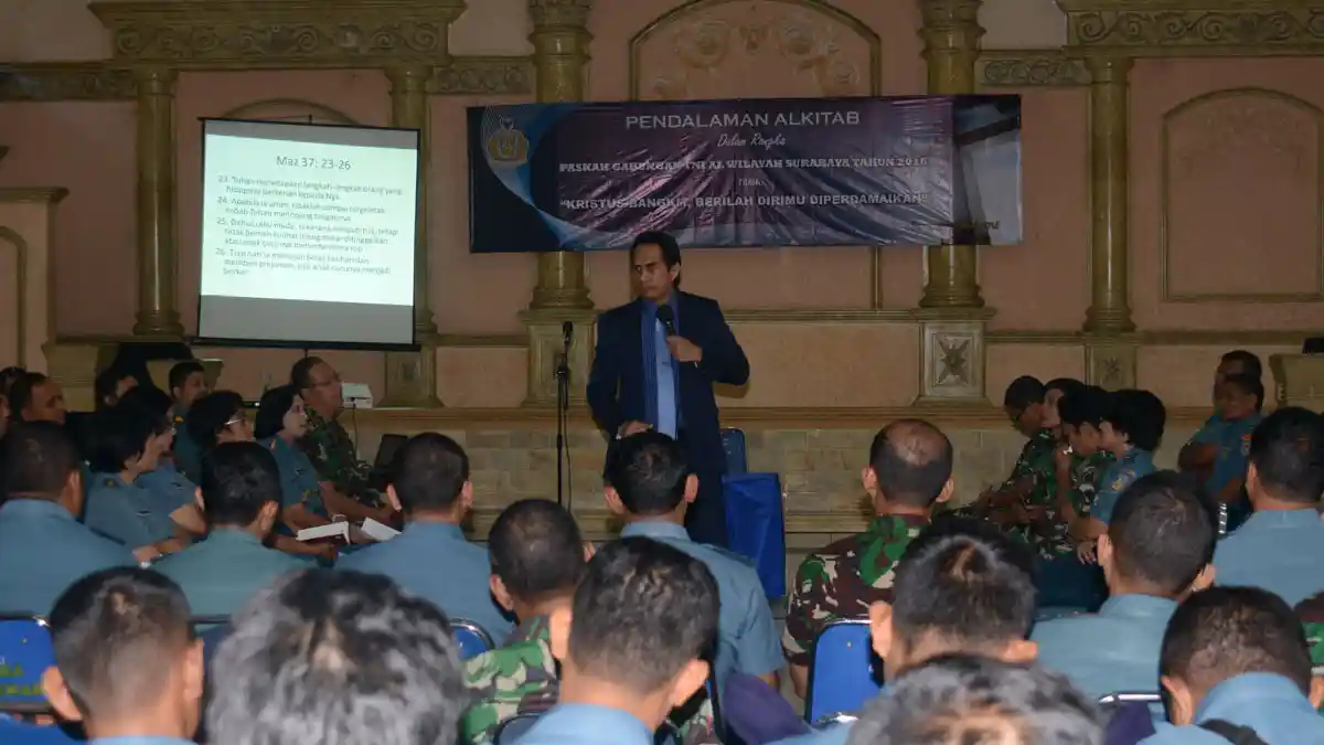 Pendeta Moses Ajak Personel Lantamal V Hidup Harmonis di Tengah Masyarakat