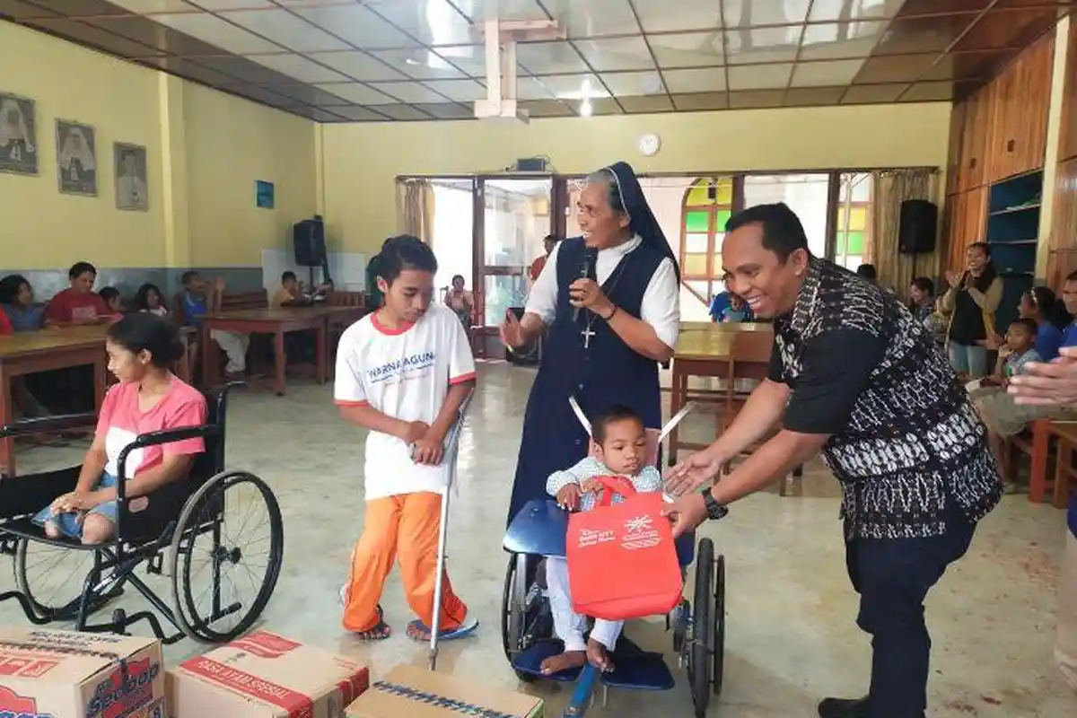 Bank NTT Cabang Ruteng Bagi Kado Natal Warga dan Anak-Anak SLB Santo Rafael Cancar 
