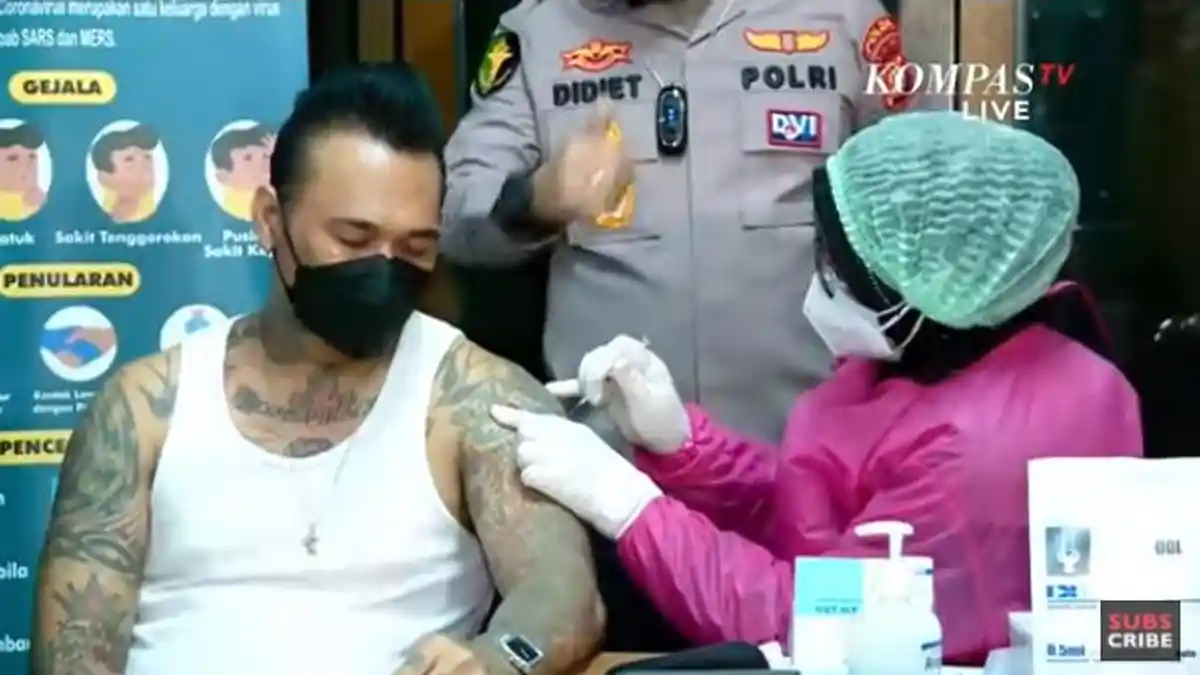 Ditemani Nora Alexandra, Jerinx SID Akhirnya Terima Vaksin Covid-19 Sinovac di Polda Metro Jaya