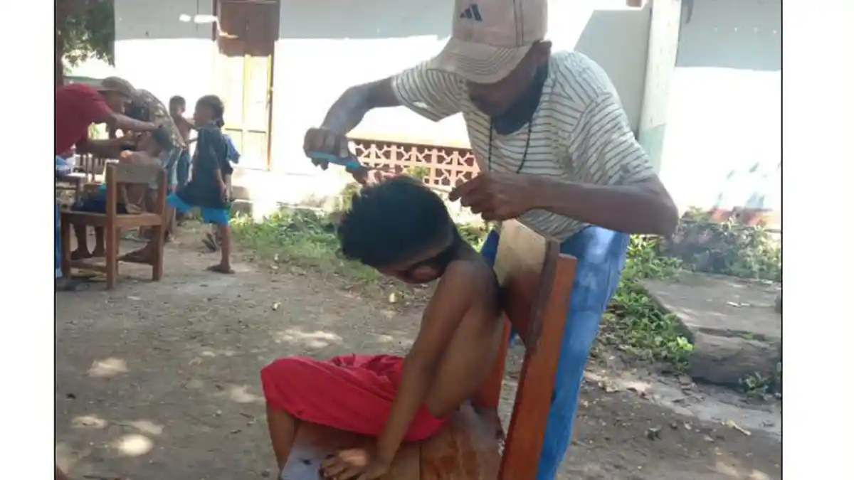 Aksi Pangkas Rambut Pemuda Petuntawa Sembuhkan Psikis Korban Bencana Lembata