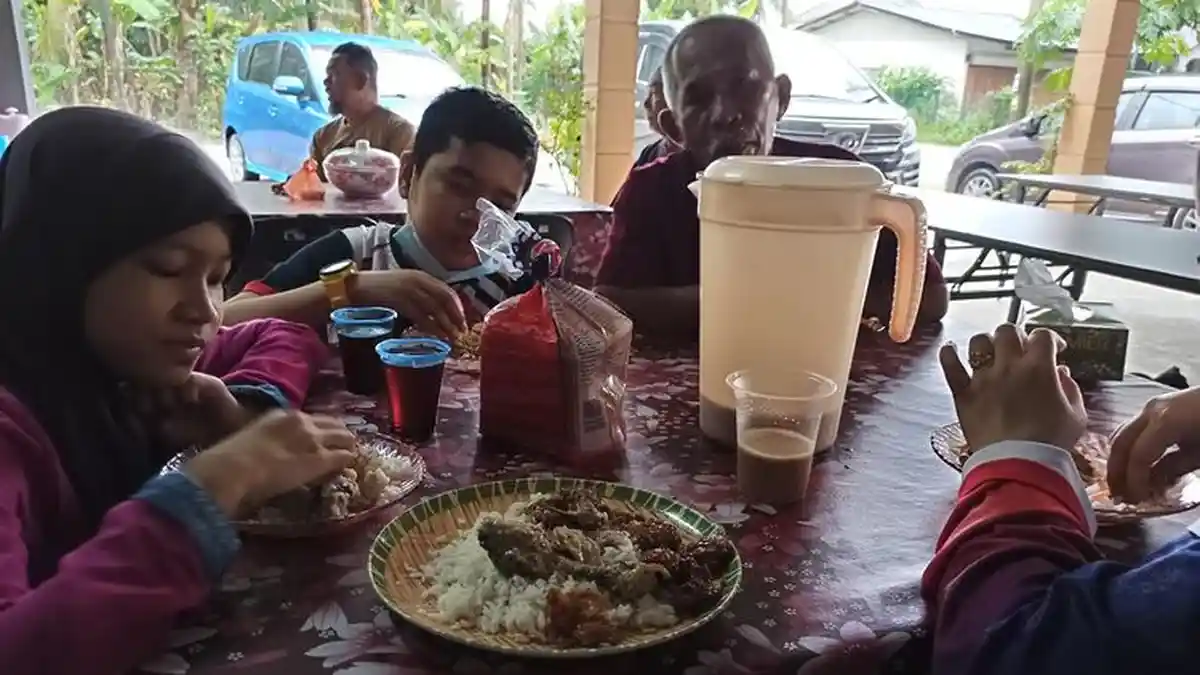 Sempat Mengira Warung Makan, Keluarga Ini Ternyata Makan di Rumah Orang, Begini Kronologinya