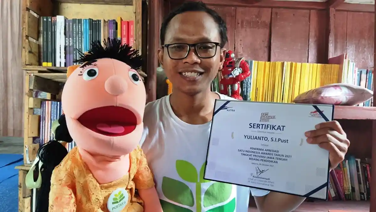 Sebarkan Virus Gemar Membaca sampai Tulang-Tulang Retak: Kisah Yulianto dan Boneka Pustaka Bergerak