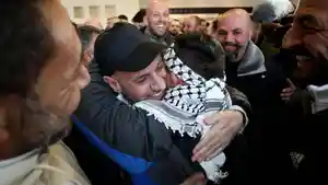 Masyarakat-menyambut-tahanan-Palestina-yang-dibebaskan-di-kota-Ramallah-Tepi-Barat.jpg