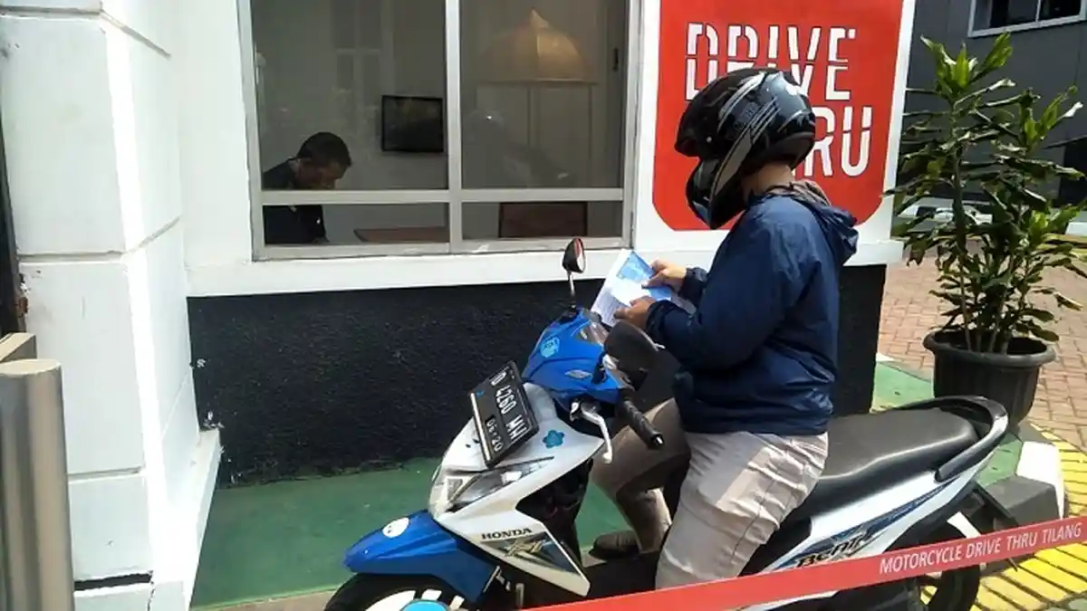 VIDEO: Loket Tilang Drive Thru, Cara Cepat Ambil Tilangan Tanpa Turun dari Motor