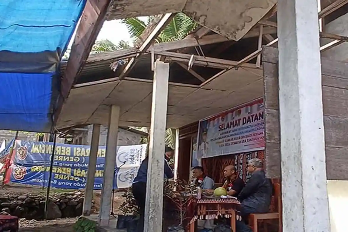 Temui Warga, Gubernur NTT dan Bupati Sikka Berteduh Dibawah Atap Sekolah yang Bolong