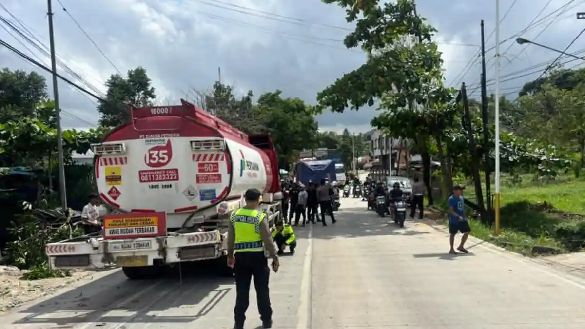 Truk Tangki Rem Blong di Turunan Tabrak 9 Motor, 1 Tewas dan 1 Luka Berat - Tribunjateng.com