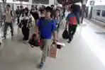 Arus Balik Pemudik Padati Stasiun Pasar Senen