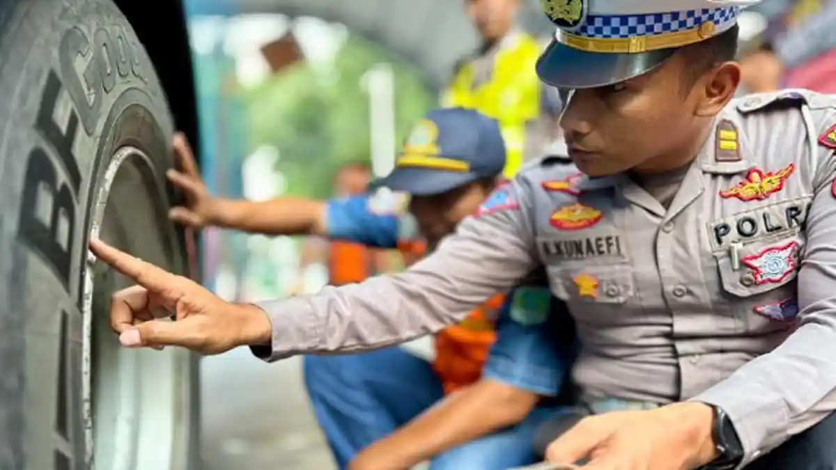 Polisi dan Dishub Pasuruan Perilsa Kelayakan Kendaraan Mudik, Temukan Bus Pakai Klakson Telolet