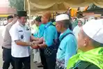 Wabup-Inhu-Hendrizal-menyalami-jemaah-haji-asal-Inhu.jpg