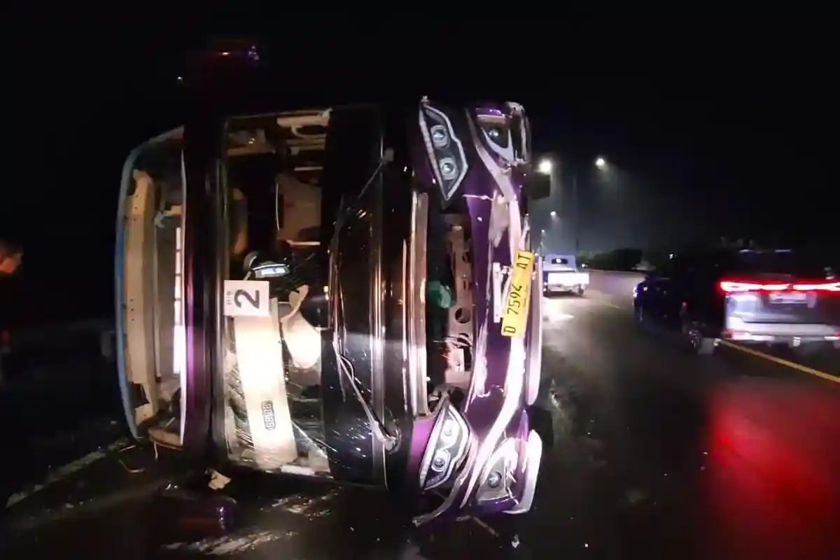 Bus Peziarah asal Bandung Terguling di Tol Cipularang, Tabrak Pembatas dan Berputar Arah