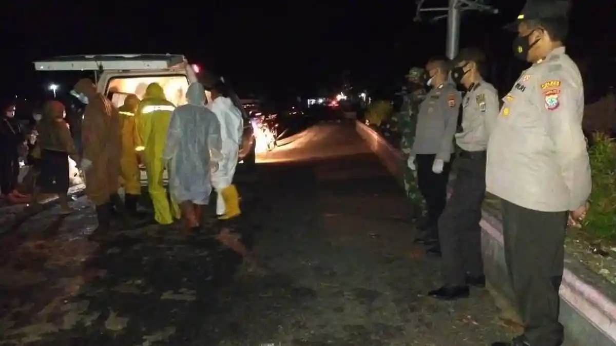Polisi Kawal Jenazah Pasien Covid-19 yang Meninggal di RSUD Mala Talaud
