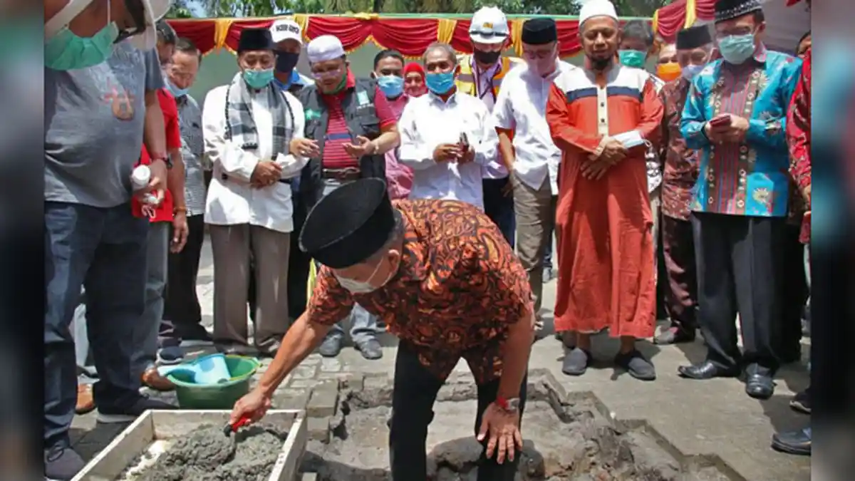 Gubernur Olly Letakkan Batu Pertama Menara Masjid Ahmad Yani