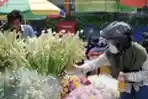 Pedagang Bunga Hias Jelang Lebaran