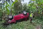 Polisi-saat-melakukan-olah-TKP-pasca-kecelakaan-tunggal-di-jalur-Pupuan-Seririt-vc.jpg