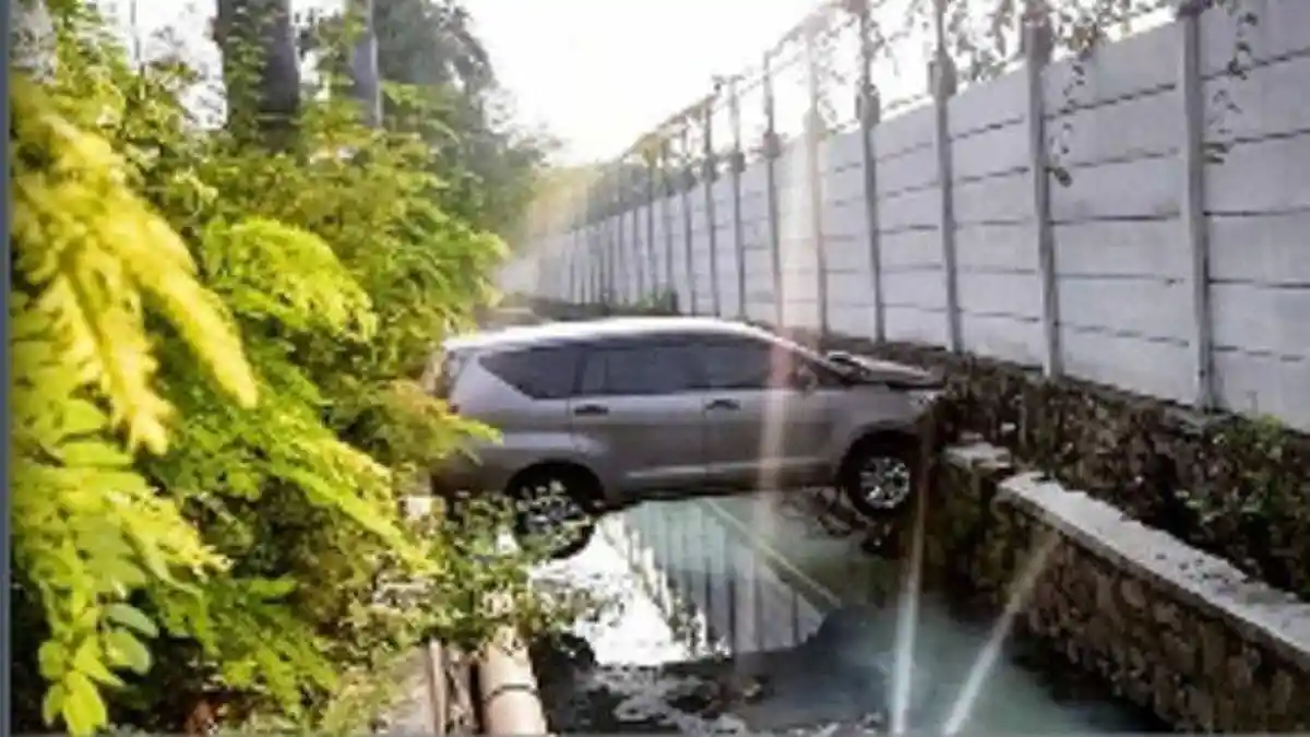 VIRAL Posisi Aneh Mobil Tersangkut di Selokan Air Kalideres, Ini Kata Polisi