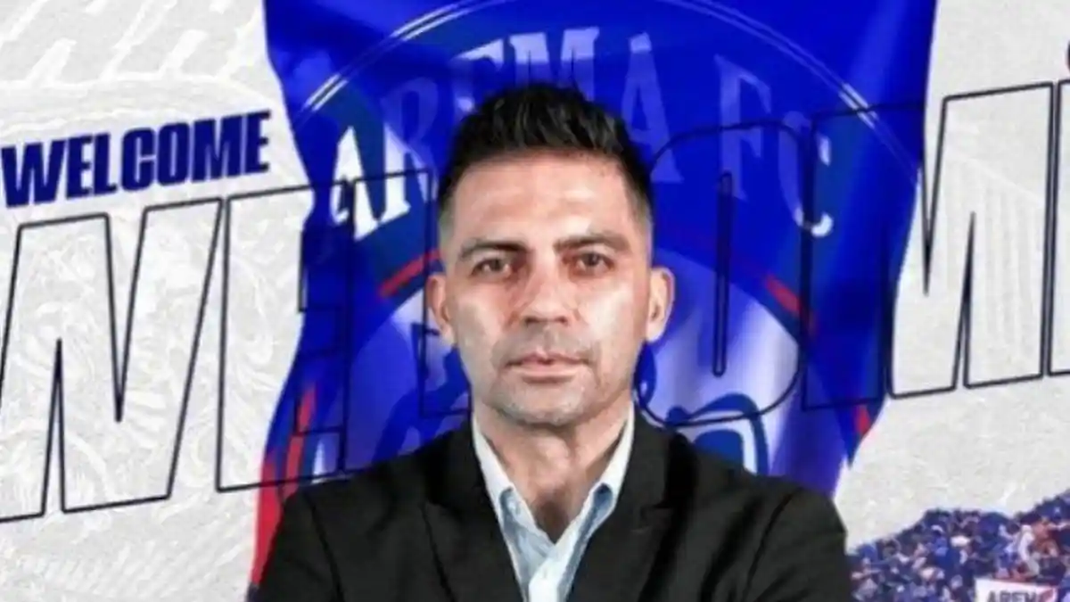 Javier Roca Menangis Ceritakan Aremania Meninggal di Pelukan Pemain, Minta Maaf dan Siap Dipecat