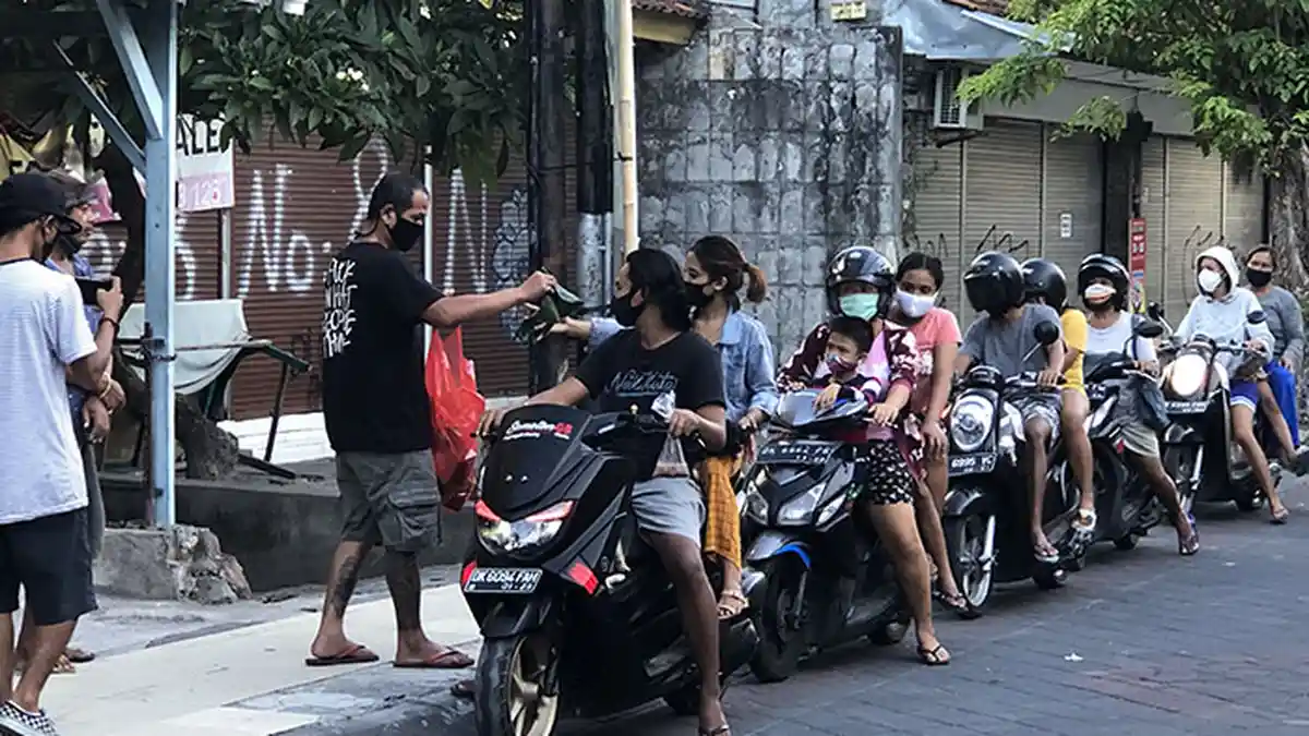 Kegiatan Bagi-bagi Nasi Gratis Terus Dilaksanakan di Twice Bar Kuta Sejak 4 Juni Hingga Saat Ini