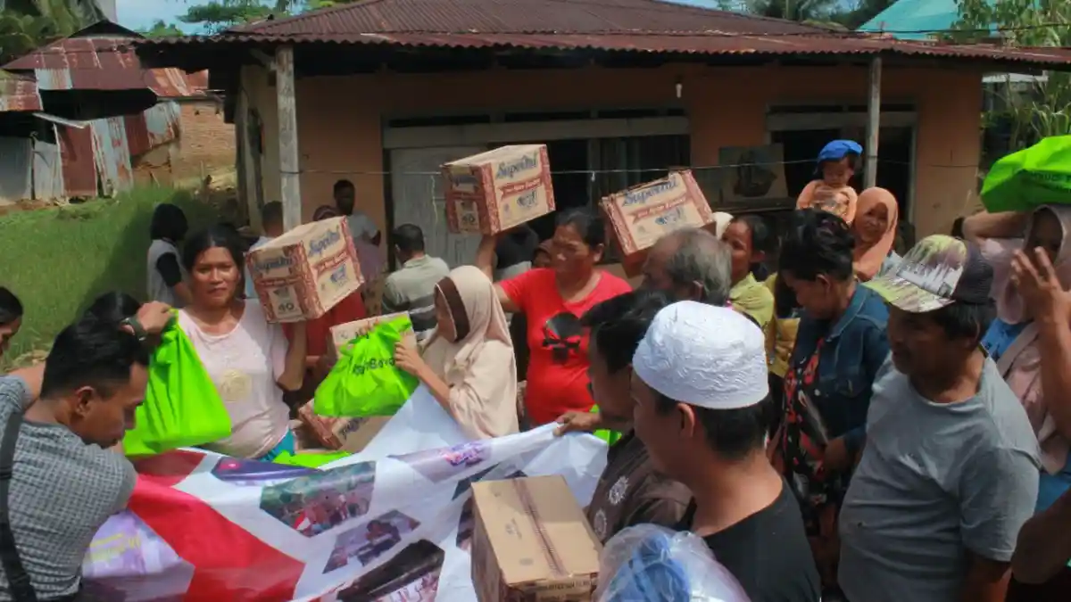 Gema Desa Serahkan Bantuan Bagi Korban Banjir di Sulteng