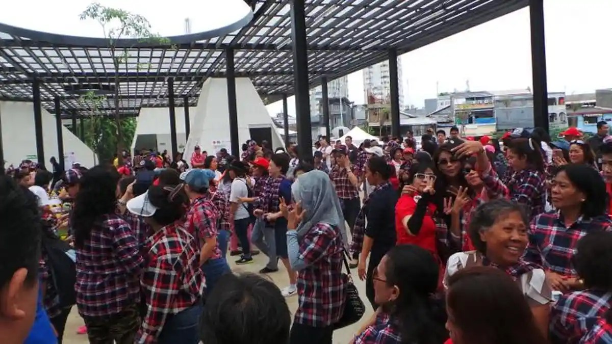 Pendukung Ahok-Djarot Joget dan Flashmob ''Hip-hip Hura'' di Kalijodo