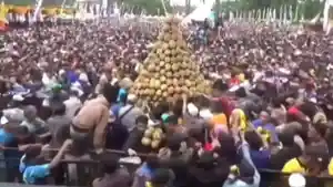 Viral-di-media-sosial-video-festival-durian-di-Alun-Alun-KajenPekalongan-yang-berakhir-ricuh.jpg