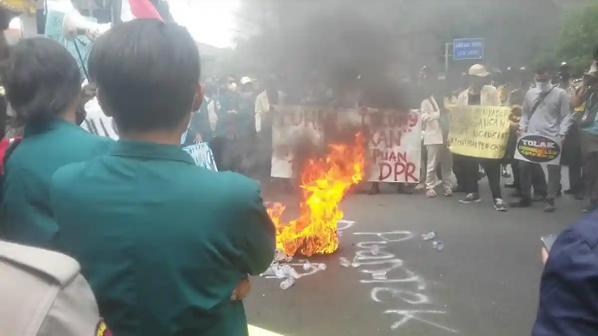 Mahasiswa Bakar Ban di Depan Pagar Istana Bogor, Arus Lalu Lintas Tersendat