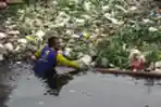 Sungai Bayas Penuh Sampah Rumah Tangga
