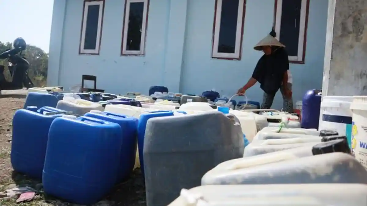 Musim Kemarau Panjang, Warga Sulit Dapat Air Bersih Hingga Rela Antre Kumpulkan Jeriken