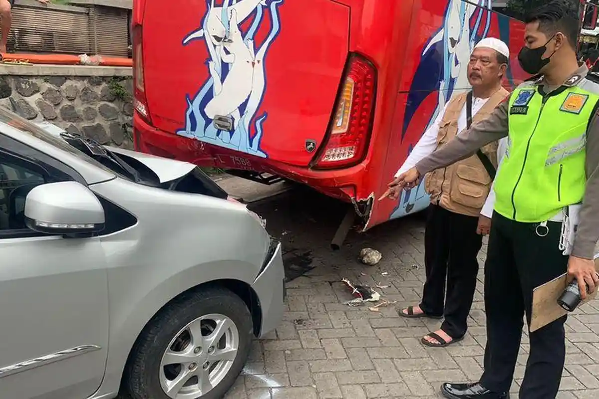 Kecelakaan Beruntun di Parkiran Makam Sunan Giri Gresik, 6 Siswi Peziarah Jadi Korban