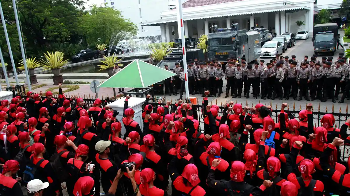 Tunggu UMK Jakarta, Pakde Karwo Kritik Sikap Risma