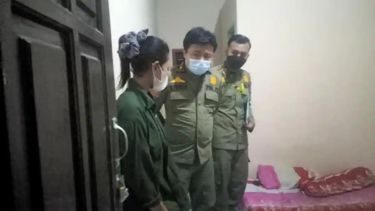 Muda Mudi Berduaan di Kamar Kos Digerebek Satpol PP, ada Miras dan Benda Lain saat Digeledah