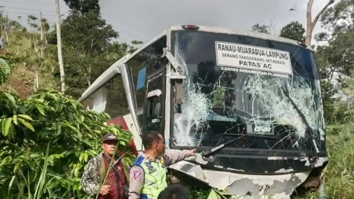 Kabut Tebal Diduga Pemicu Bus Masuk Jurang di Lampung Barat