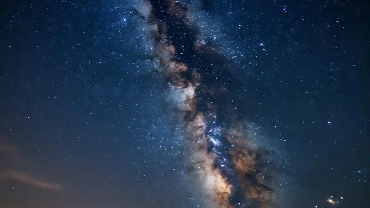 Kenapa Langit Malam Tak Terang Seperti Siang? Ilmuwan Ungkap Jawaban Mengejutkan