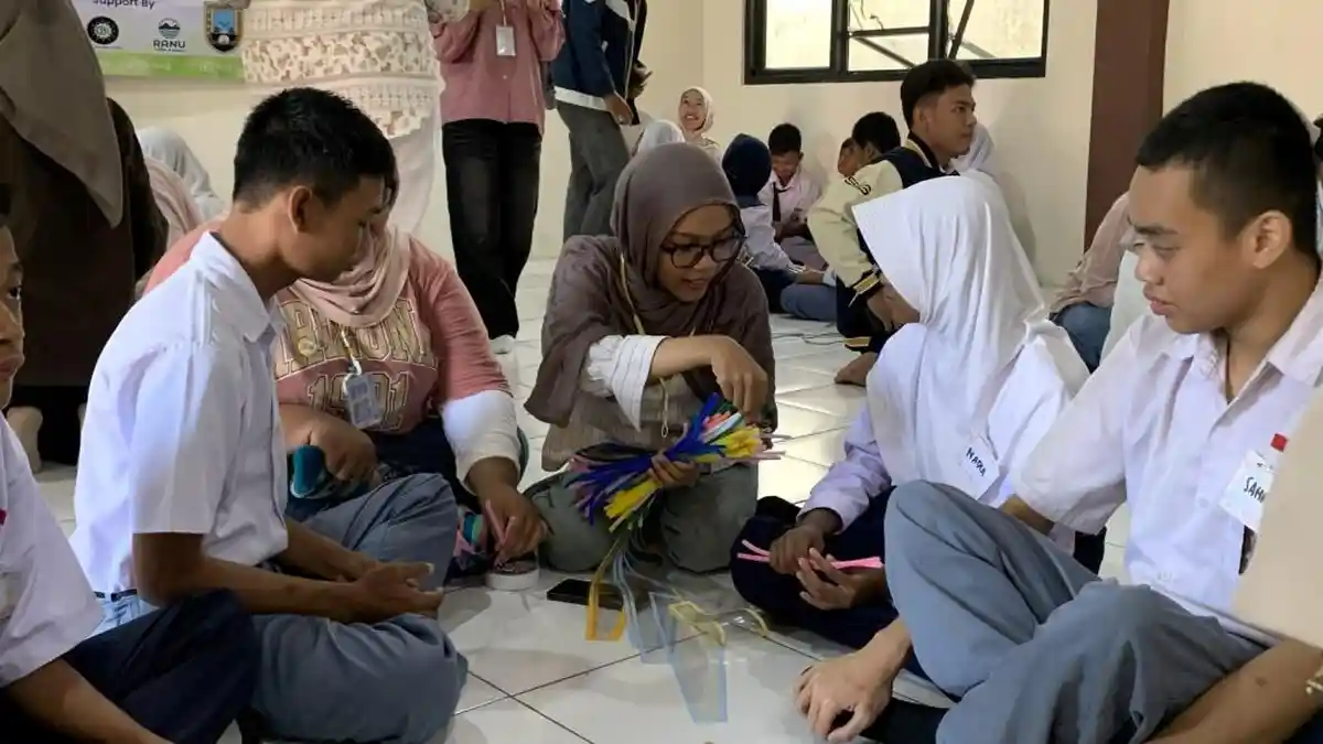 PT Semen Gresik и студенты FORSA организовали праздник для учеников специальной школы в Рембанге