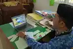 Kasek-operasikan-laptop-chromebook.jpg