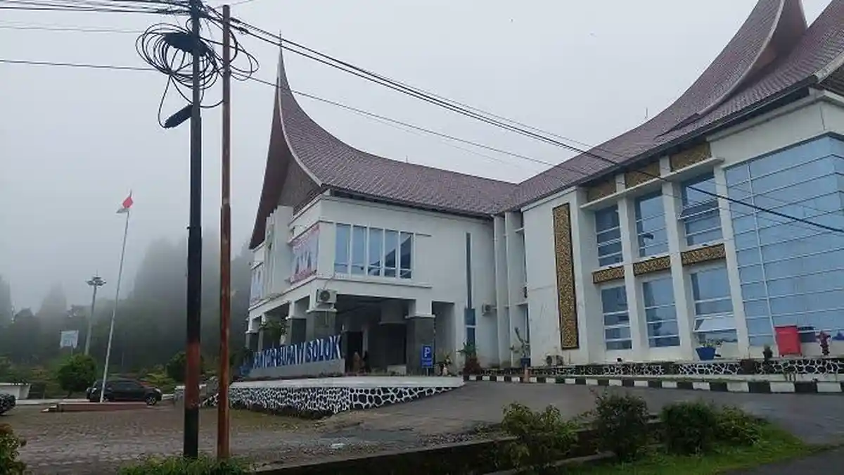 Jon Firman Pandu Ngantor Perdana di Kantor Bupati Solok Pasca Retreat