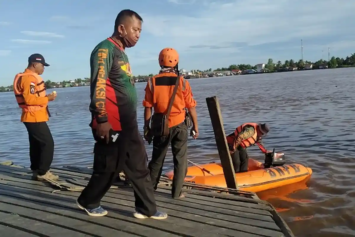 Korban Tenggelam di Kalsel Belum Ditemukan, Relawan Terus Lakukan Pencarian di Sungai Barito