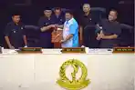 pimpinan-dprd-jabara-irfan-suryanagara-menerima-draft-tiga-raperda-dari-gubernur.jpg