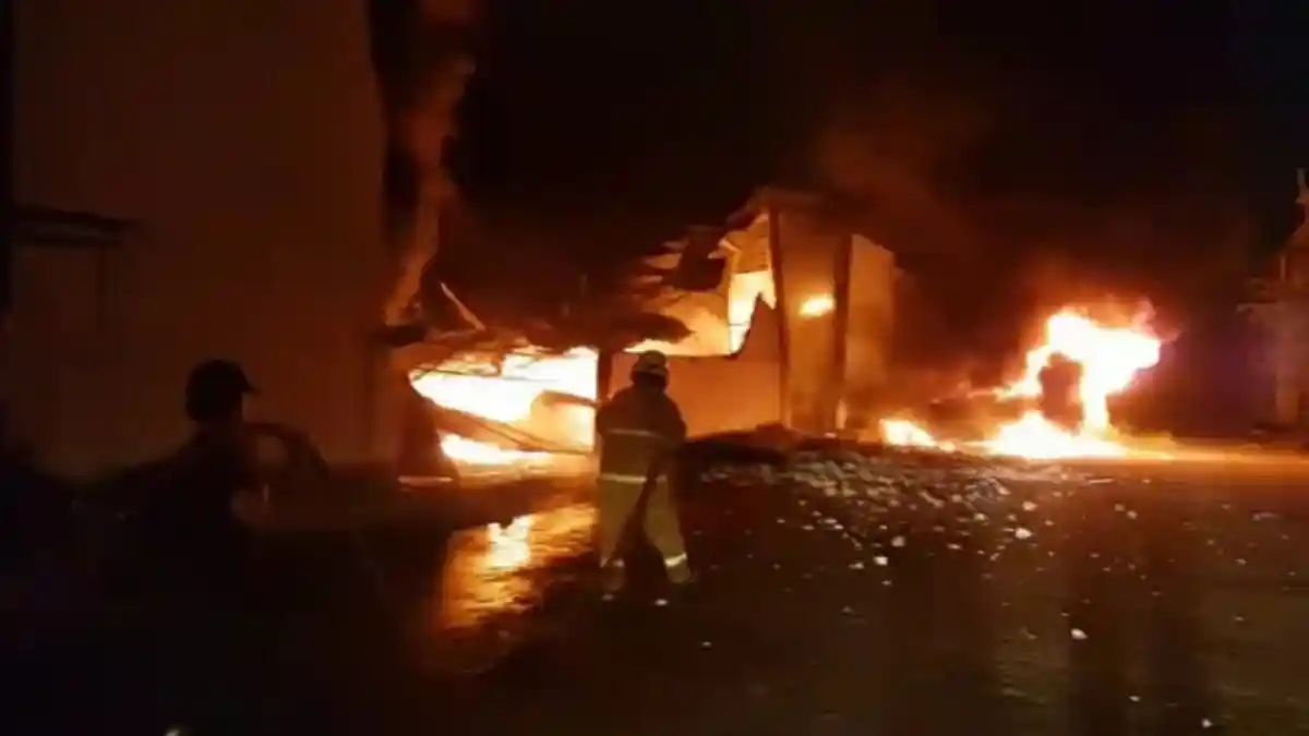 Kebakaran Hebat Melanda Kompleks Pergudangan di Kosambi, Kabupaten Tangerang