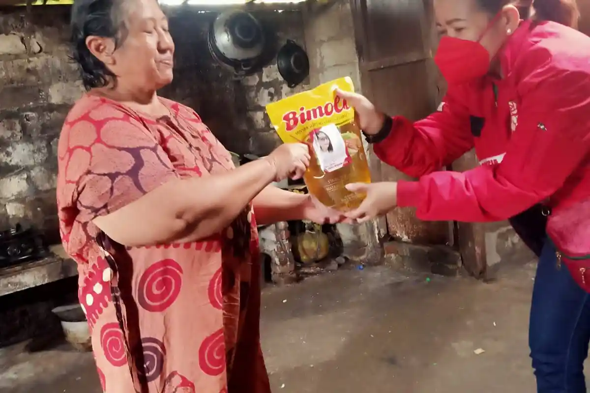 Kader PSI Kota Manado Bagi-Bagi Minyak Goreng ke Pelaku UMKM